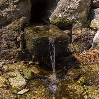 Brunnen, der nach der Mühle sichtbar ist