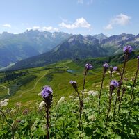 Beeindruckender Blick auf den Allgäuer Hauptkamm, vorn der Schlappoltsee und die Mittelstation der Fellhornbahn