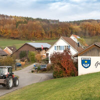 boebikon-ortseingang-mit-traktor