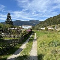 Dann gradaus über die Bundesstraße (Wiener Straße) und dann gleich links Richtung Bahnhof an Kleingärten vorbei, dann am Radlweg.