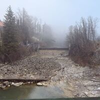 Blick von der Rad-/Fußwegbrücke. Interessante Wehrlandschaft. Laut Karte das "Kieferwehr" mit gleichnamigem Kraftwerk