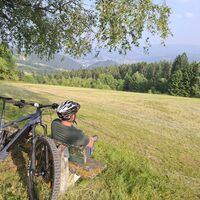 Rastplatz mit Weitblick entlang der Altes Almhaus Tour 182