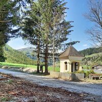 Bei der Kapelle wandern wir links Richtung vlg. Greimegger von der Straße weg