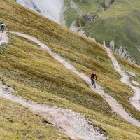 Steiler Anstieg und spassige Abfahrt am Pass Chaschauna