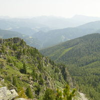 und weiter rechts die Eisenerzer Alpen (Untergruppe der Ennstaler Alpen)