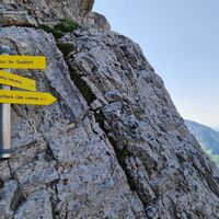 Abzweigung Zigerstein - Kohlbergspitze, hier gehts links weg - leichte Kletterei nach oben.