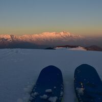 Da der Stol skifahrerisch nur mäßig anspruchsvoll ist, können wir uns auch das Warten auf die Farben des Abends leisten.