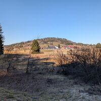 Hinter Giersbach erhebt sich die Gugel
