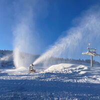 Schneekanonen in Aktion an der Ettelsberg-Seilbahn