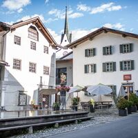 Am Dorfplatz mit den stattlichen Bauten aus Stein - den Patrizierbauten im Hintergrund