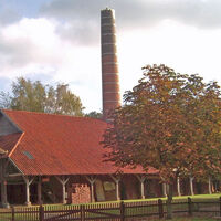 Das Gebäude der Ziegelei Pape in Bevern mit Schornstein