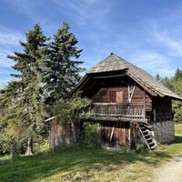 Ehem. Getreidekasten, ab 1899 Schihütte (siehe Infotafel rechts von der Stiege)