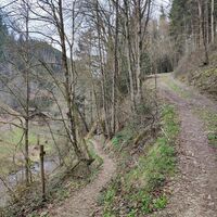 Schmaler Steig (links) zum Steg