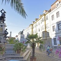Radlerin in der Maximlianstraße in Augsburg