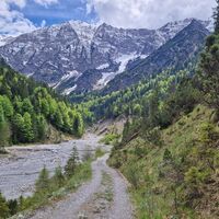 Auf dem Rückweg nochmal Rückblick auf die riesige Nordwand des großen Pfuitjöchle (links) und der Hochschrutte (rechts). Links der Neuweidbach und weiter hinten geht es links hinein ins Hebertal.