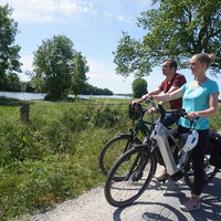 Radfahrer an der Mittelweser in Drakenburg