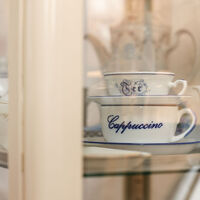 Porzellan-Geschirr im Café am Deich