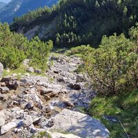 Hier Ende der Latschengasse (links) und Einstieg ins Bachbett zum weiteren Aufstieg.