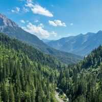 am Beginn der MTB Tour "465 Rund um den Guffert" - Drohnenaufnahme: links der Guffert, gerade aus die Unnütze