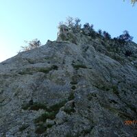 Aufstieg unter den Felswänden