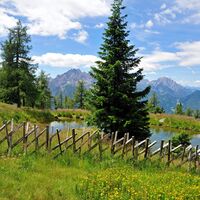 Wunderschöne Aussicht mit Blick zu den Dolomiten.