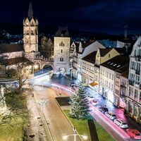 Weihnachtlicher Karlsplatz mit dem Tor zur Stadt in Eisenach