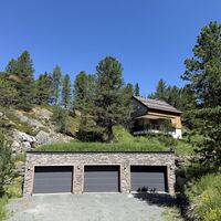 Kurz nach der Sonnalm (dzt nicht offen) an einigen luxuriösen Chalets vorbei, mit SUV-tauglichen Garagen