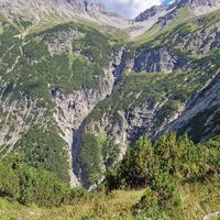 Hälfte das Abstiegs in Richtung Talkessel des Branntweinbodens. Genau gegenüber war der Aufstiegsweg durch den zerfurchten Hang mit Latschenbewuchs.