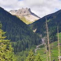 Durchblick auf die Berge bei Arosa