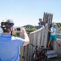 Sauwald Panoramastraße: Familie beim Panoramablick Donautal Thron Flenkental