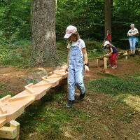 Kinder an der Waldkugelbahn
