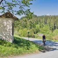 Vorbei an einer Kapelle