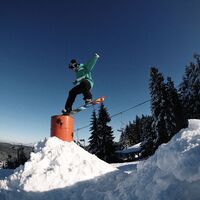 Über Hindernisse im Snowpark von Oberhof