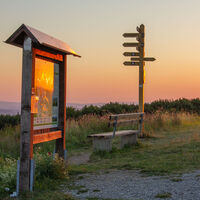Wegweiser und Infotafel auf dem Köterberg 