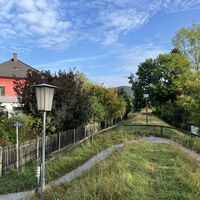 .. und hier weiter. Achtung: Auf dem Damm dürfen nur die Befugten gehen, die Unbefugten haben sich links daneben zu halten :)