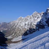 Mit der langen Abfahrt über die Schneefelder unter den Wänden vermeiden wir das mühsame Durchqueren des Waldes vollständig.