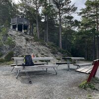 Es gibt hier auch einige Rastbankerln