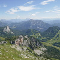 Bildmitte Rote Wand, links dahinter Stubwieswipfel, hinten links Pyhrgas und rechts der Bosruck