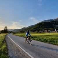 Radfahren auf dem Dorfweg