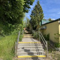 Man kann vor dem Blechjauserl aber noch die Stiege rauf zum Bahnhof hinter sich bringen..