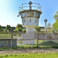 Original-Schutzstreifen der ehemaligen DDR-Grenze mit Wachturm in Mödlareuth