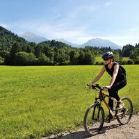 Radfahren am Rand weiter offener Weiden unterhalb des Dorfes Selo
