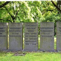 Erinnerungsstelen Ehrenfriedhof Jammertal in Salzgitter