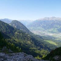 unterhalb des Rauchkofel kann man Lienz erkennen, rechts davon die Schobergruppe