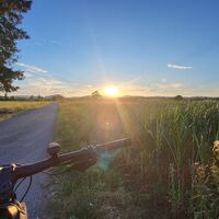 In den Sonnenuntergang radeln