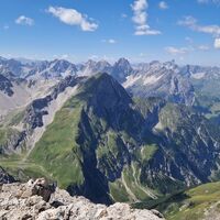 Blick vom Gipfel Richtung Osten / Madautal und Oberlahmsspitze.