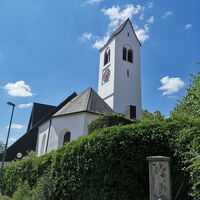 Kirche in Aichen mit Trinkwasserbrunnen