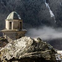 schneebedeckter Glockenturm