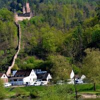 Zu Füßen der Freudenburg, gelegen am Main der Wohnmobilstellplatz Freudenberg