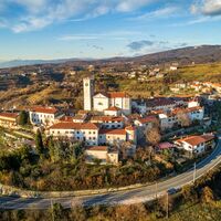 Das mittelalterliche Dorf Šmartno